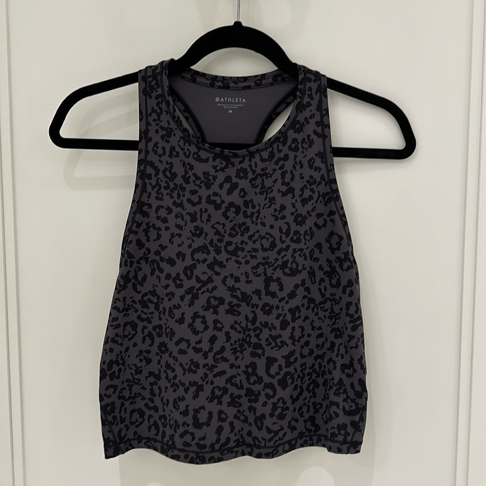 EUC✨ ATHLETA medium grey & black leopard print cropped Shanti yoga top